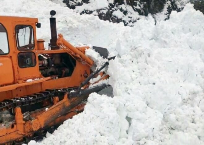 6 köye ulaşım sağlayan karayoluna çığ düştü